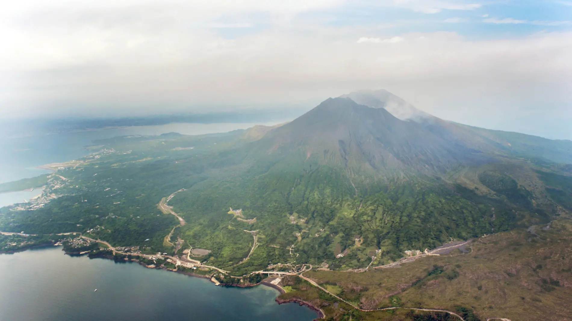 Volcán Sakurajima aficionados captan erupción desde estadio de futbol